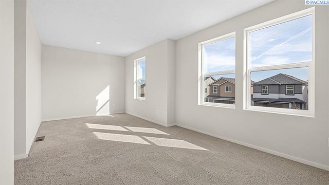 6415 Sandstone Dr, Pasco, WA 99301