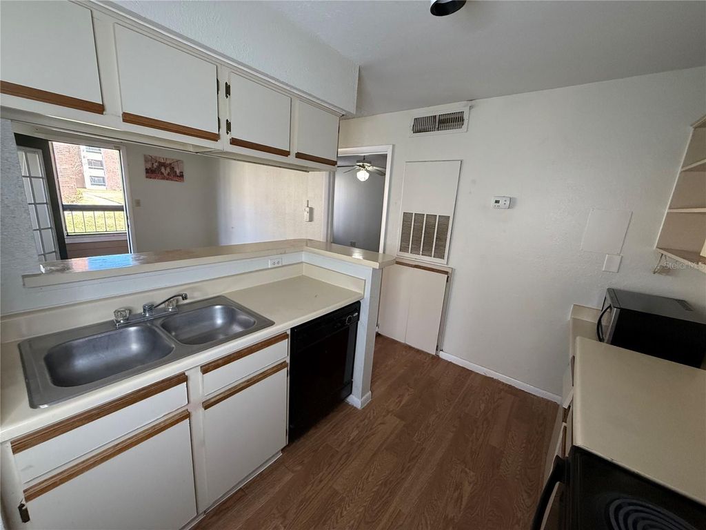 Image 11 of property listing at 5500 DEVONBRIAR WAY 104, Orlando, FL 32822