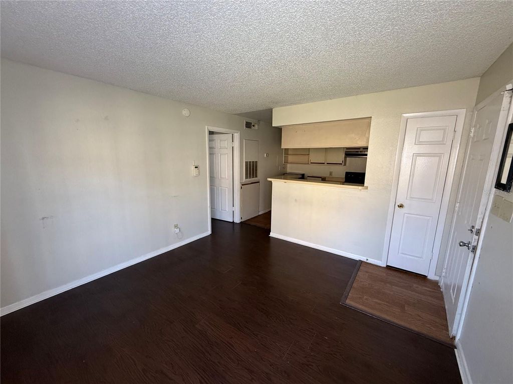 Image 4 of property listing at 5500 DEVONBRIAR WAY 104, Orlando, FL 32822