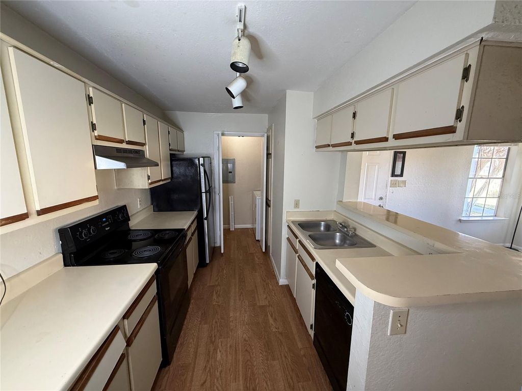 Image 7 of property listing at 5500 DEVONBRIAR WAY 104, Orlando, FL 32822