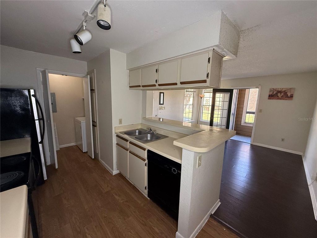 Image 8 of property listing at 5500 DEVONBRIAR WAY 104, Orlando, FL 32822