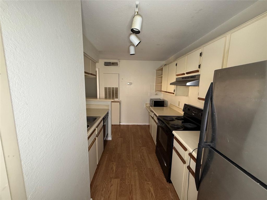 Image 9 of property listing at 5500 DEVONBRIAR WAY 104, Orlando, FL 32822