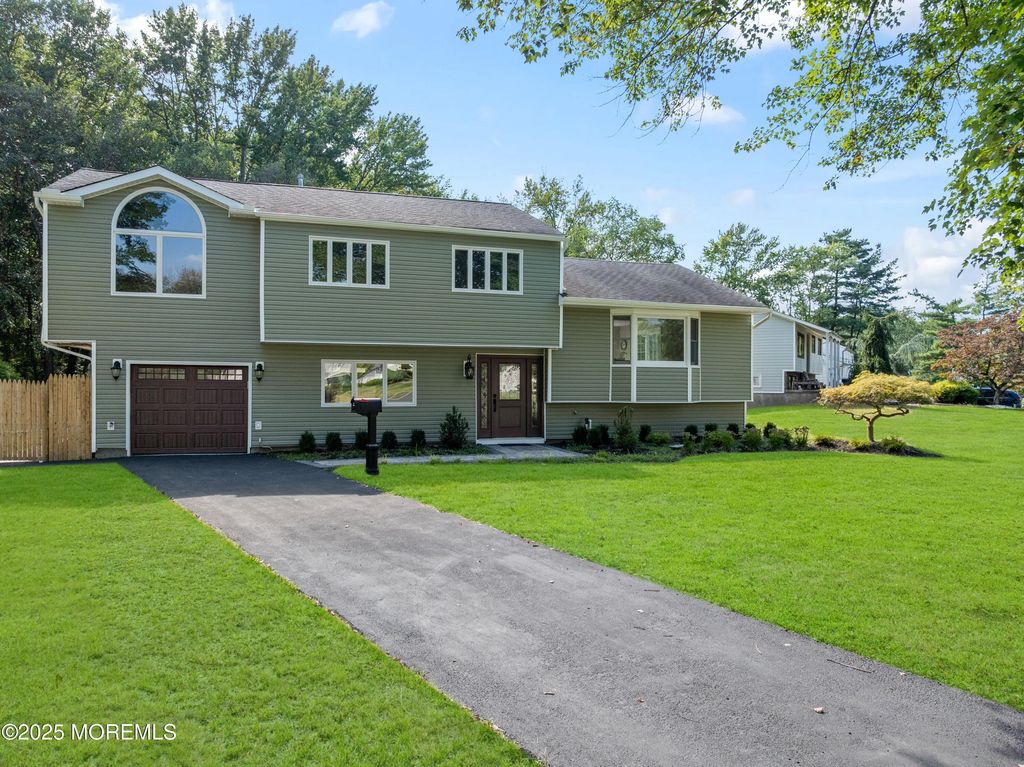 8 Chesapeake Road, Manalapan, NJ 07726