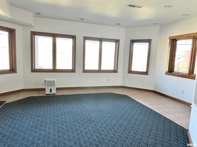 112 Lonergan Lane, Jacksonville, IL 62650