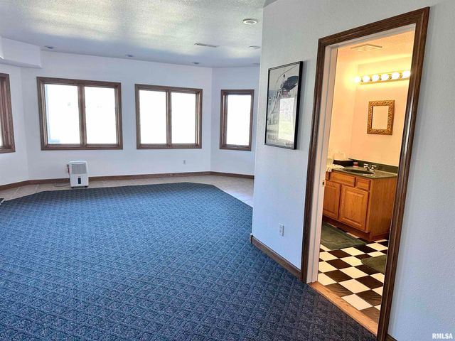 112 Lonergan Lane, Jacksonville, IL 62650