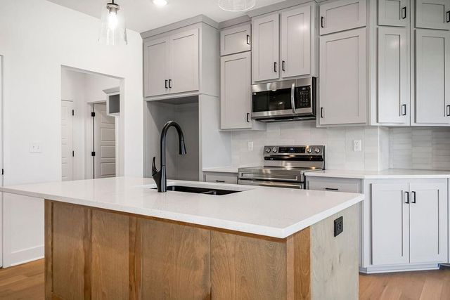 220 SW CHELMSFORD Drive, Blue Springs, MO 64015