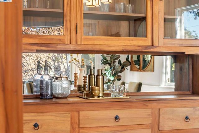 905 Alma Pl, Oakland, CA 94610