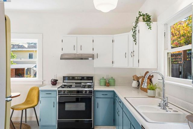 905 Alma Pl, Oakland, CA 94610