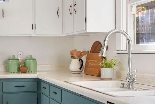 905 Alma Pl, Oakland, CA 94610