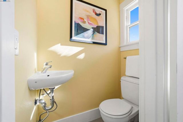 905 Alma Pl, Oakland, CA 94610