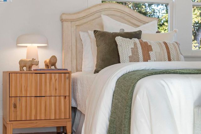 905 Alma Pl, Oakland, CA 94610