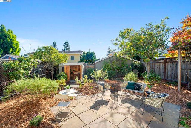 905 Alma Pl, Oakland, CA 94610