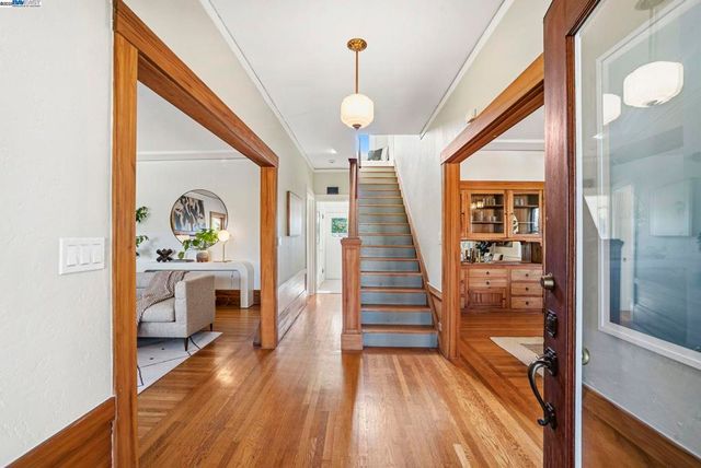 905 Alma Pl, Oakland, CA 94610