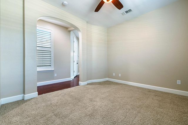 1135 N Whittier Avenue, Clovis, CA 93611