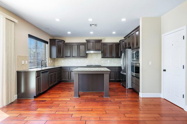 1135 N Whittier Avenue, Clovis, CA 93611