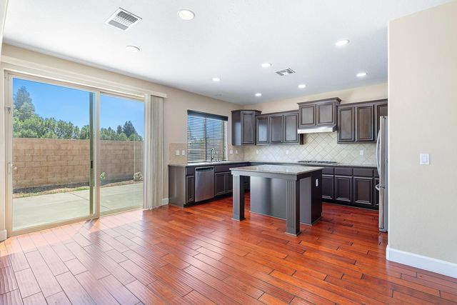 1135 N Whittier Avenue, Clovis, CA 93611