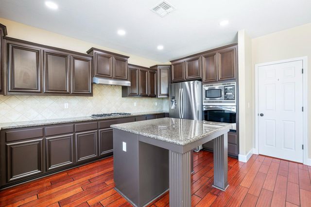 1135 N Whittier Avenue, Clovis, CA 93611