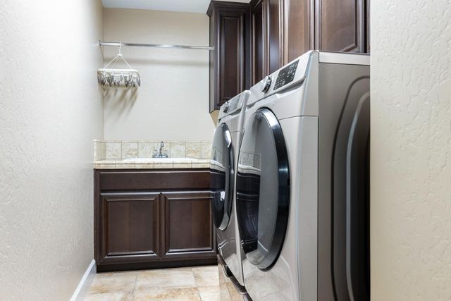 1135 N Whittier Avenue, Clovis, CA 93611
