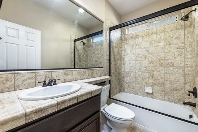 1135 N Whittier Avenue, Clovis, CA 93611