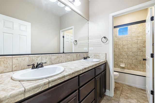 1135 N Whittier Avenue, Clovis, CA 93611