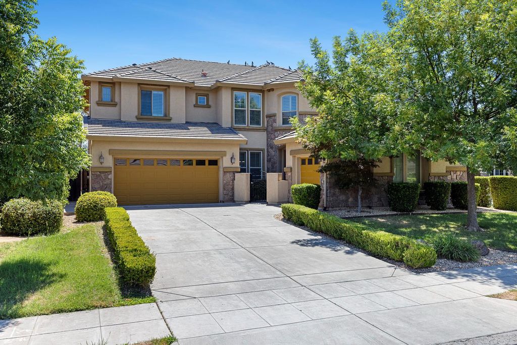 1135 N Whittier Avenue, Clovis, CA 93611