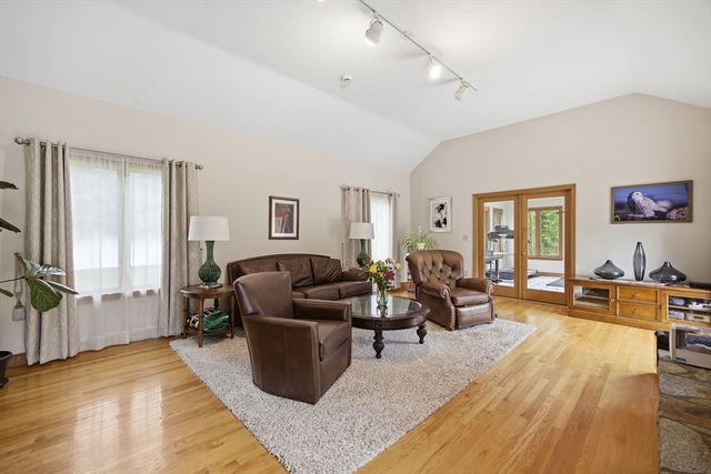 5 Powers Rd, Andover, MA 01810