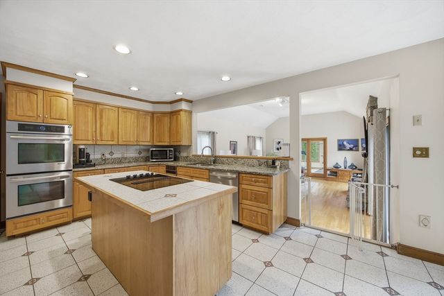 5 Powers Rd, Andover, MA 01810