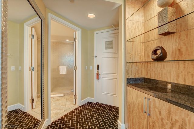 2000 North Fashion Show Drive 3316, Las Vegas, NV 89109