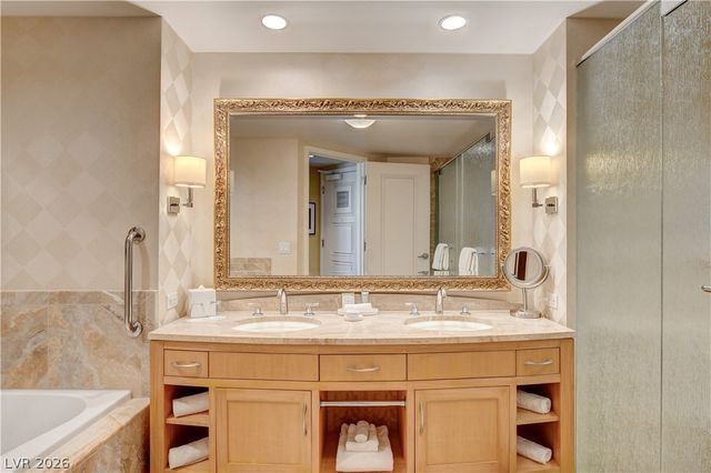 2000 North Fashion Show Drive 3316, Las Vegas, NV 89109