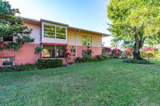 18 Golfs Edge D, West Palm Beach, FL 33417