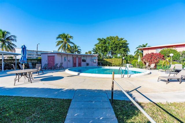 18 Golfs Edge D, West Palm Beach, FL 33417