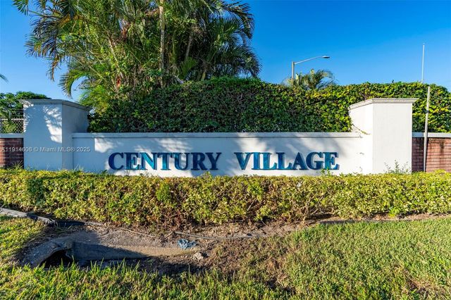 18 Golfs Edge D, West Palm Beach, FL 33417