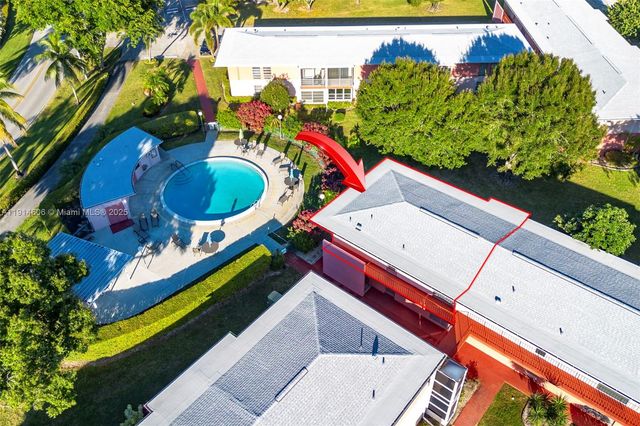 18 Golfs Edge D, West Palm Beach, FL 33417