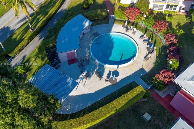 18 Golfs Edge D, West Palm Beach, FL 33417