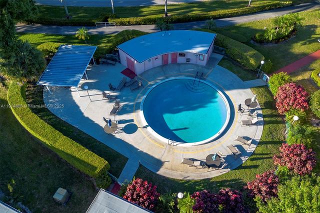 18 Golfs Edge D, West Palm Beach, FL 33417