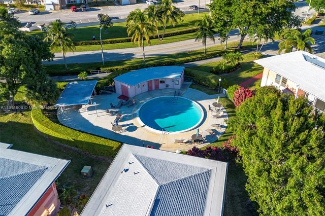 18 Golfs Edge D, West Palm Beach, FL 33417