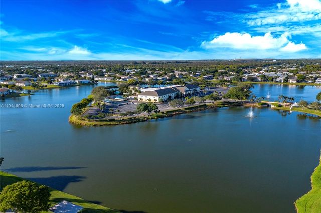 18 Golfs Edge D, West Palm Beach, FL 33417