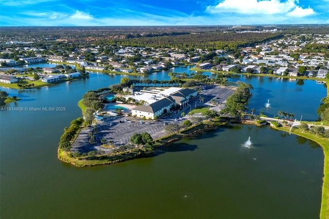 18 Golfs Edge D, West Palm Beach, FL 33417