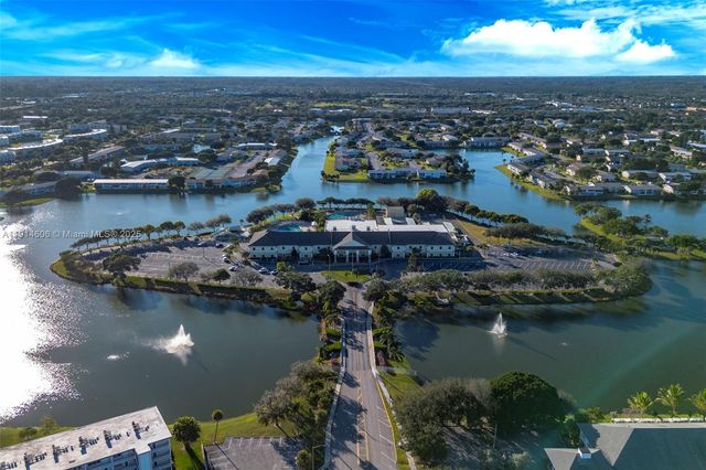 18 Golfs Edge D, West Palm Beach, FL 33417