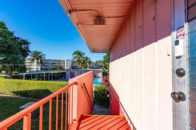 18 Golfs Edge D, West Palm Beach, FL 33417