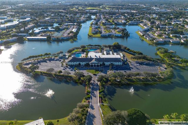 18 Golfs Edge D, West Palm Beach, FL 33417