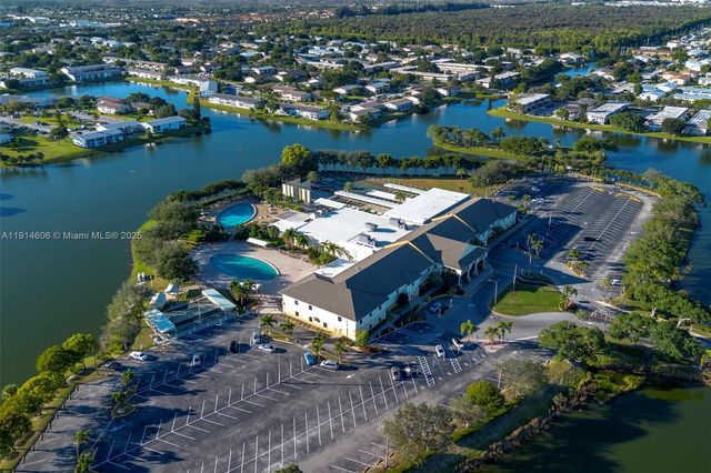 18 Golfs Edge D, West Palm Beach, FL 33417