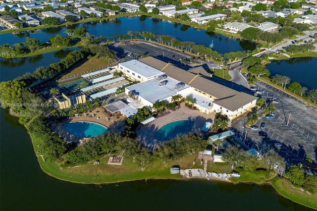 18 Golfs Edge D, West Palm Beach, FL 33417