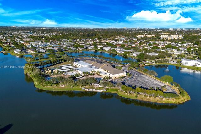 18 Golfs Edge D, West Palm Beach, FL 33417