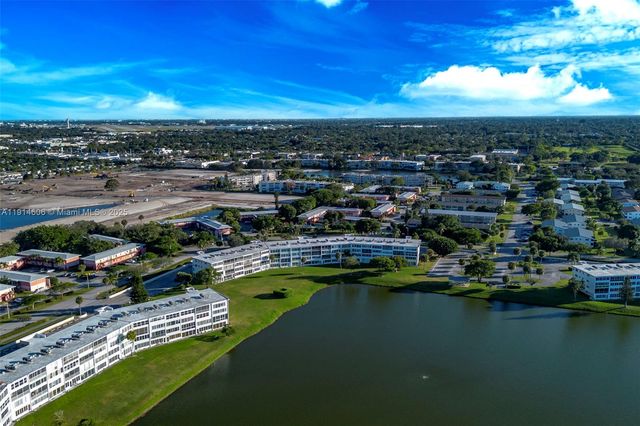 18 Golfs Edge D, West Palm Beach, FL 33417