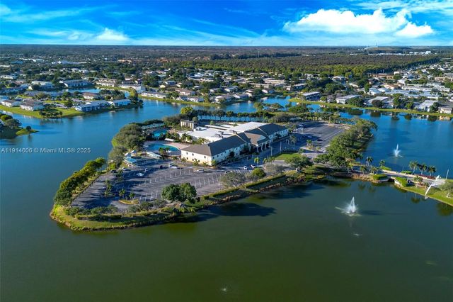 18 Golfs Edge D, West Palm Beach, FL 33417