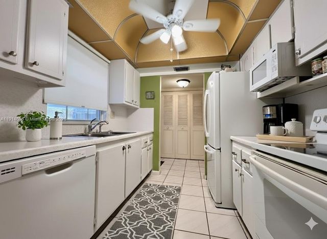 18 Golfs Edge D, West Palm Beach, FL 33417