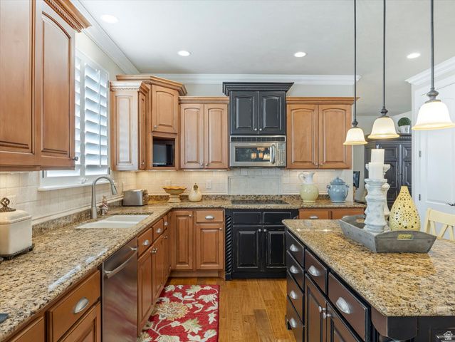 1074 E BLACK FOREST DR, Sandy, UT 84094