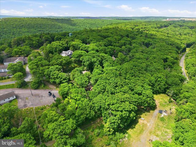 90 OAK LN, Pocono Manor, PA 18349