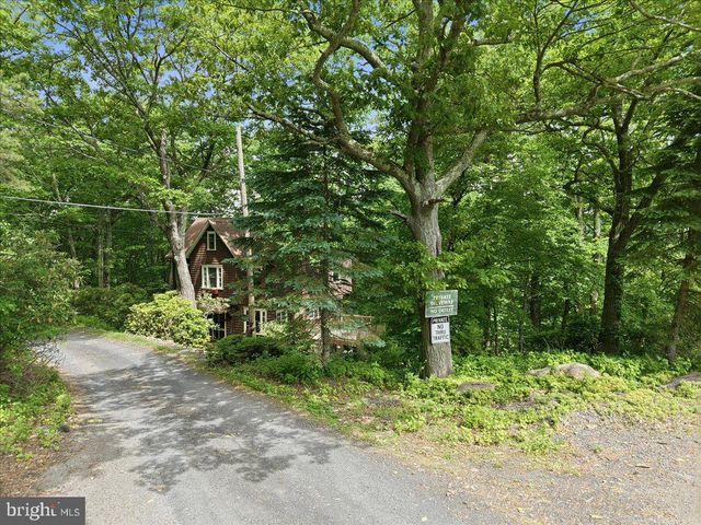 90 OAK LN, Pocono Manor, PA 18349